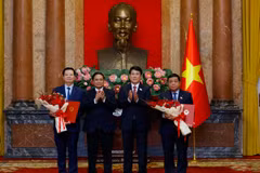 Chủ tịch nước Lương Cường trao Quyết định bổ nhiệm, Thủ tướng Phạm Minh Chính tặng hoa chúc mừng Phó Thủ tướng Nguyễn Chí Dũng và Mai Văn Chính. (Ảnh: Lâm Khánh/TTXVN)