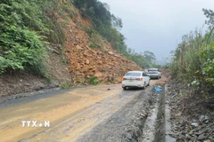 Hiện các lực lượng chức năng đã khắc phục và thông tạm một làn xe. (Ảnh: TTXVN phát)