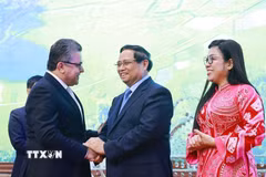Thủ tướng Phạm Minh Chính và Phu nhân chào mừng các Đại sứ, Đại biện, Trưởng đại diện các tổ chức quốc tế tại Hà Nội cùng Phu nhân, Phu quân. (Ảnh: Dương Giang/TTXVN)