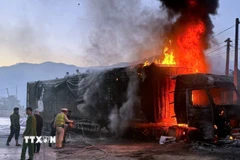 Hiện trường vụ cháy xe tải trên đèo Lò Xo. (Ảnh: TTXVN phát)