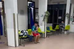 Cháu bé bị tai nạn được đưa vào viện. (Ảnh cắt từ clip)