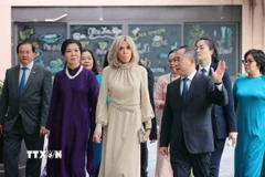 Giám đốc Bảo tàng Mỹ thuật Việt Nam Nguyễn Anh Minh giới thiệu với Phu nhân Tổng Bí thư và phu nhân Tổng thống Pháp về Bảo tàng. (Ảnh: An Đăng/TTXVN)