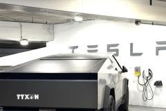 Một trạm sạc của Tesla bên trong tòa nhà ở thành phố Chicago. (Ảnh: Ngọc Quang/TTXVN)
