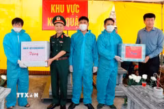 Bí thư Tỉnh ủy Ninh Bình Trần Huy Tuấn và Trung tướng Lương Văn Kiểm, Tư lệnh Quân khu 3 tặng quà động viên lực lượng chuyên môn thực hiện nhiệm vụ tại Nghĩa trang liệt sĩ xã Yên Mô. Ảnh: TTXVN phátĐồng chí Bí thư Tỉnh ủy Ninh Bình Trần Huy Tuấn và Trung tướng Lương Văn Kiểm, Tư lệnh Quân khu 3 tặng quà động viên lực lượng chuyên môn thực hiện nhiệm vụ tại Nghĩa trang liệt sỹ xã Yên Mô. (Ảnh: TTXVN phát)