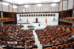 Toàn cảnh phiên họp của Quốc hội Thổ Nhĩ Kỳ về đạo luật giải giáp PKK ở Ankara, ngày 10/8/2026. (Ảnh: THX/TTXVN phát)
