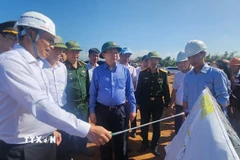 Phó Thủ tướng Hồ Quốc Dũng kiểm tra tiến độ dự án đường cao tốc Quy Nhơn-Pleiku. (Ảnh: Sỹ Thắng/TTXVN)