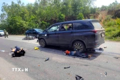 Hiện trường xảy ra vụ va chạm giữa ôtô và xe máy. (Ảnh: TTXVN phát)