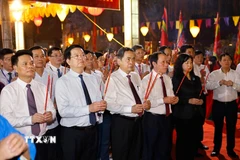 Chủ tịch Quốc hội Trần Thanh Mẫn và đoàn đại biểu rước Văn tế, dâng hương tưởng niệm Đức thánh Trần tại Đền Kiếp Bạc. (Ảnh: Doãn Tấn/TTXVN)