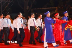 Chủ tịch Quốc hội Trần Thanh Mẫn và đoàn đại biểu rước Văn tế vào Đền Kiếp Bạc. (Ảnh: Doãn Tấn/TTXVN)