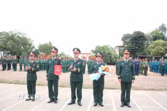 Lãnh đạo Quân khu V trao Quyết định của Tổng Tham mưu trưởng Quân đội nhân dân Việt Nam về việc thành lập Tiểu đoàn Hỗn hợp Lý Sơn. (Ảnh: TTXVN phát)