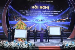 Bộ trưởng Bộ Xây dựng Trần Hồng Minh trao Quyết định phê duyệt Quy hoạch chung đô thị Bắc Ninh đến năm 2050, tầm nhìn đến năm 2075 và Quyết định công nhận tỉnh Bắc Ninh đạt tiêu chí đô thị loại I cho lãnh đạo Đảng bộ, Chính quyền và Nhân dân tỉnh Bắc Ninh. (Ảnh: Việt Hùng/TTXVN)