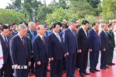 Các đồng chí lãnh đạo, nguyên lãnh đạo Đảng, Nhà nước dâng hương tại Đài tưởng niệm các Anh hùng liệt sỹ trên đường Bắc Sơn (Ba Đình, Hà Nội). (Ảnh: Minh Đức/TTXVN)