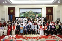 Đại sứ Việt Nam tại Trung Quốc Phạm Thanh Bình cùng cán bộ Đại sứ quán chụp ảnh chung với các tân lưu học sinh tại Bắc Kinh. (Ảnh: Công Tuyên/TTXVN)