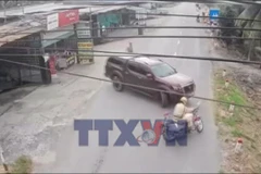 Tài xế xe bán tải cố tình đâm ngã xe cảnh sát giao thông rồi bỏ trốn