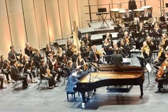 Nghệ sỹ biểu diễn tại chương trình. (Ảnh: Phương Lan/TTXVN)