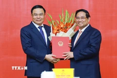 Thủ tướng Phạm Minh Chính trao Quyết định Quyền Bộ trưởng Bộ Công Thương cho ông Lê Mạnh Hùng. (Ảnh: Dương Giang/TTXVN)