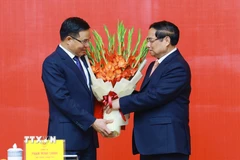 Thủ tướng Phạm Minh Chính trao Quyết định Quyền Bộ trưởng Bộ Công Thương cho đồng chí Lê Mạnh Hùng. (Ảnh: Dương Giang/TTXVN)