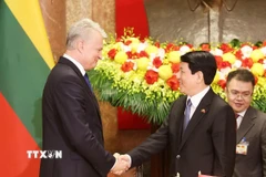 Chủ tịch nước Lương Cường và Tổng thống Litva Gitanas Nauseda chứng kiến lễ kết Bản ghi nhớ về hợp tác trong lĩnh vực nông nghiệp giữa Bộ Nông nghiệp và Môi trường Việt Nam và Bộ Nông nghiệp Litva. (Ảnh: Lâm Khánh/TTXVN)