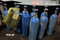 Bình chứa "khí cười" N2O. (Ảnh: TTXVN phát)