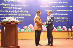 Đại sứ Việt Nam tại Vương quốc Campuchia Nguyễn Minh Vũ (phải) và Phó Chủ tịch CPP Samdech Krolahom Sar Kheng tại cuộc gặp thân mật. (Ảnh: Huỳnh Thảo/TTXVN)