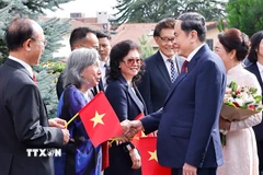 Chủ tịch Quốc hội Trần Thanh Mẫn và Phu nhân gặp gỡ cán bộ, nhân viên Phái đoàn Việt Nam tại Liên hợp quốc và các tổ chức quốc tế tại Geneva, Đại sứ quán và cộng đồng người Việt Nam tại Thụy Sĩ. (Ảnh: Doãn Tấn/TTXVN)