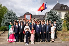 Chủ tịch Quốc hội Trần Thanh Mẫn và Phu nhân với đại biểu.(Ảnh: Doãn Tấn/TTXVN)