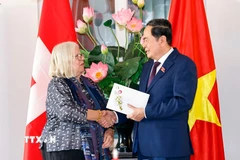 Bà Anjuska Marija Weil, Chủ tịch Hội hữu nghị Thụy Sĩ-Việt Nam trao quà lưu niệm tặng Chủ tịch Quốc hội Trần Thanh Mẫn. (Ảnh: Doãn Tấn/TTXVN)