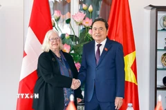Chủ tịch Quốc hội Trần Thanh Mẫn và bà Anjuska Marija Weil, Chủ tịch Hội hữu nghị Thụy Sĩ-Việt Nam. (Ảnh: Doãn Tấn/TTXVN)