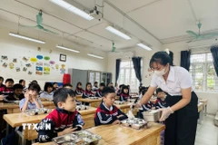 Học sinh Trường Tiểu học Chi Đông, xã Quang Minh, Hà Nội ăn bán trú. (Ảnh: Nguyễn Cúc/TTXVN)