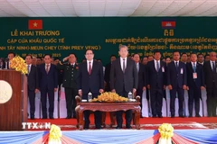 Thủ tướng Phạm Minh Chính và Thủ tướng Campuchia Hun Manet dự Lễ khai trương Cặp cửa khẩu quốc tế Tân Nam-Meun Chey. (Ảnh: Dương Giang/TTXVN)
