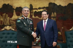 Thủ tướng Phạm Minh Chính tiếp Thượng tướng Zakir Hasanov, Bộ trưởng Bộ Quốc phòng Azerbaijan. (Ảnh: Dương Giang/TTXVN)