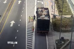 Lực lượng Cảnh sát giao thông tạm giữ phương tiện gây ra vụ việc tại Khánh Hòa. (Ảnh: TTXVN phát)