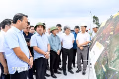 Bí thư Thành ủy Hà Nội Trần Đức Thắng và Đoàn công tác của thành phố Hà Nội kiểm tra thực địa tại Dự án xây dựng tuyến đường Mỹ Đình-Ba Sao-Bái Đính (đoạn nối từ đường trục phía Nam đến đường Hương Sơn-Tam Chúc). (Ảnh: Trung Nguyên/TTXVN)