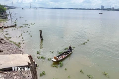 Từ khi phà Cồn Khương dừng hoạt động, những chiếc ghe là phương tiện để người dân qua sông Hậu. (Ảnh: Thanh Liêm/TTXVN)