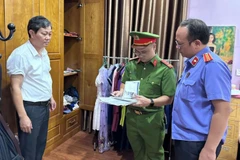 Cơ quan Cảnh sát điều tra thi hành Lệnh khám xét nơi ở của đối tượng Nguyễn Văn Cường. (Nguồn: Công an Nhân dân)