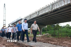 Thủ tướng Phạm Minh Chính kiểm tra tiến độ thi công Dự án đường bộ cao tốc Cao Lãnh-An Hữu giai đoạn 1. (Ảnh: Dương Giang/TTXVN)