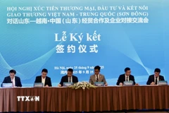 Các doanh nghiệp hai nước ký kết văn bản hợp tác. (Ảnh: Trần Việt/TTXVN)
