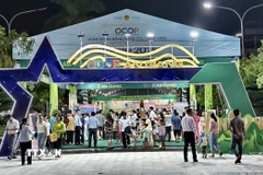 Triển lãm sản phẩm OCOP tiêu biểu vùng Đồng bằng sông Cửu Long thu hút đông đảo người dân An Giang đến tham quan. (Ảnh: Thanh Sang/TTXVN)