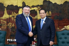 Thủ tướng Phạm Minh Chính tiếp Bộ trưởng Bộ Lao động Nhà nước Israel Yoav Ben Tzur. (Ảnh: Dương Giang/TTXVN)