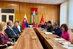 Đại sứ Việt Nam tại Slovakia Phạm Trường Giang tại cuộc gặp Thị trưởng Horné Saliby Pavol Dobosy. (Ảnh: TTXVN phát)