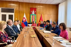 Đại sứ Việt Nam tại Slovakia Phạm Trường Giang tại cuộc gặp Thị trưởng Horné Saliby Pavol Dobosy. (Ảnh: TTXVN phát)