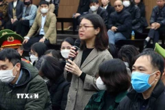 Bị cáo Trần Việt Nga, cựu Cục trưởng Cục An toàn thực phẩm, Bộ Y tế khai báo trước tòa. (Ảnh: Phạm Kiên/TTXVN)