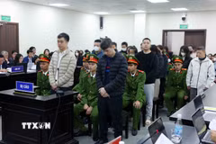 Các bị cáo tại phiên tòa xét xử. (Ảnh: Phạm Kiên/TTXVN)