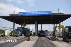 Máy móc, nhân lực thực hiện tháo dỡ các kết cấu tại trạm thu phí T2 trên Quốc lộ 51, đoạn qua Đồng Nai. (Ảnh: Công Phong/TTXVN)