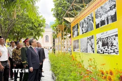 Các đại biểu tham quan triển lãm. (Ảnh: Thu Hương/TTXVN)