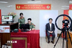 Thu nhận ảnh khuôn mặt của người nước ngoài cư trú tại Việt Nam đến làm thủ tục cấp tài khoản định danh điện tử. (Ảnh: Phạm Kiên/TTXVN)