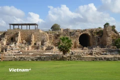 Bức tường thành và pháo đài, tạo nên vẻ ngoài kiên cố, trầm mặc của Cesarea. (Ảnh: Thanh Bình/Vietnam+)