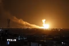 Khói lửa bốc lên sau vụ không kích của Israel tại Syria. (Ảnh: IRNA/TTXVN)