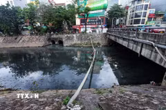 Rác thải trôi nổi trên sông Kim Ngưu, Hà Nội. (Ảnh: Tuấn Anh/TTXVN)