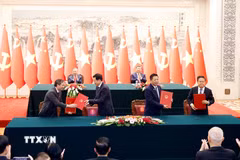 Lễ ký Bản ghi nhớ hợp tác giữa Ban Tổ chức Trung ương Đảng Cộng sản Việt Nam và Ban Tổ chức Trung ương Đảng Cộng sản Trung Quốc và ký Bản ghi nhớ giữa Bộ Xây dựng Việt Nam và Ủy ban Phát triển và Cải cách Quốc gia Trung Quốc về triển khai hợp tác đào tạo đường sắt để tăng cường năng lực cho nhân lực đường sắt Việt Nam. (Ảnh: Thống Nhất/TTXVN)